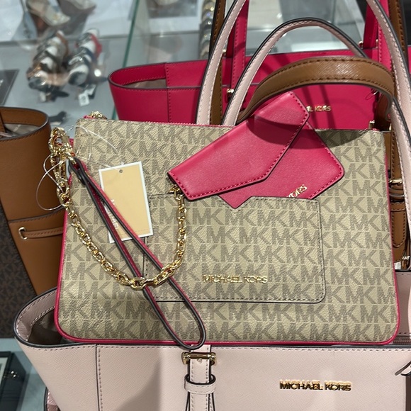 MICHAEL KORS JET SET ITEM LG 2 in 1 CARD CASE & WRISTLET
Carmine Pink
NWT - Picture 9 of 16